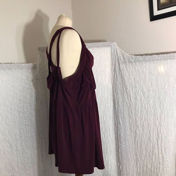Torrid NWT Sexy Burgandy Top Size 6 ( 30 ) - Picture 3 of 8